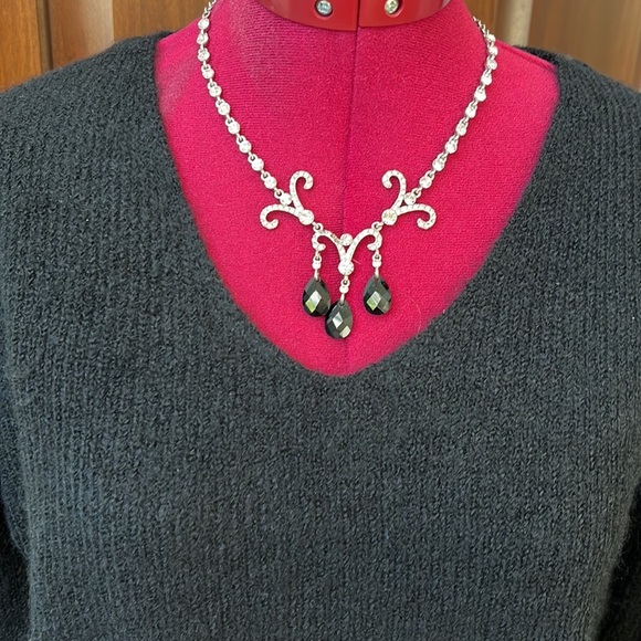 Vero Moda  NWT  Simone V-neck Ruffle Blouse   Long sleeve. Bell at ends  Size XS - Picture 3 of 11